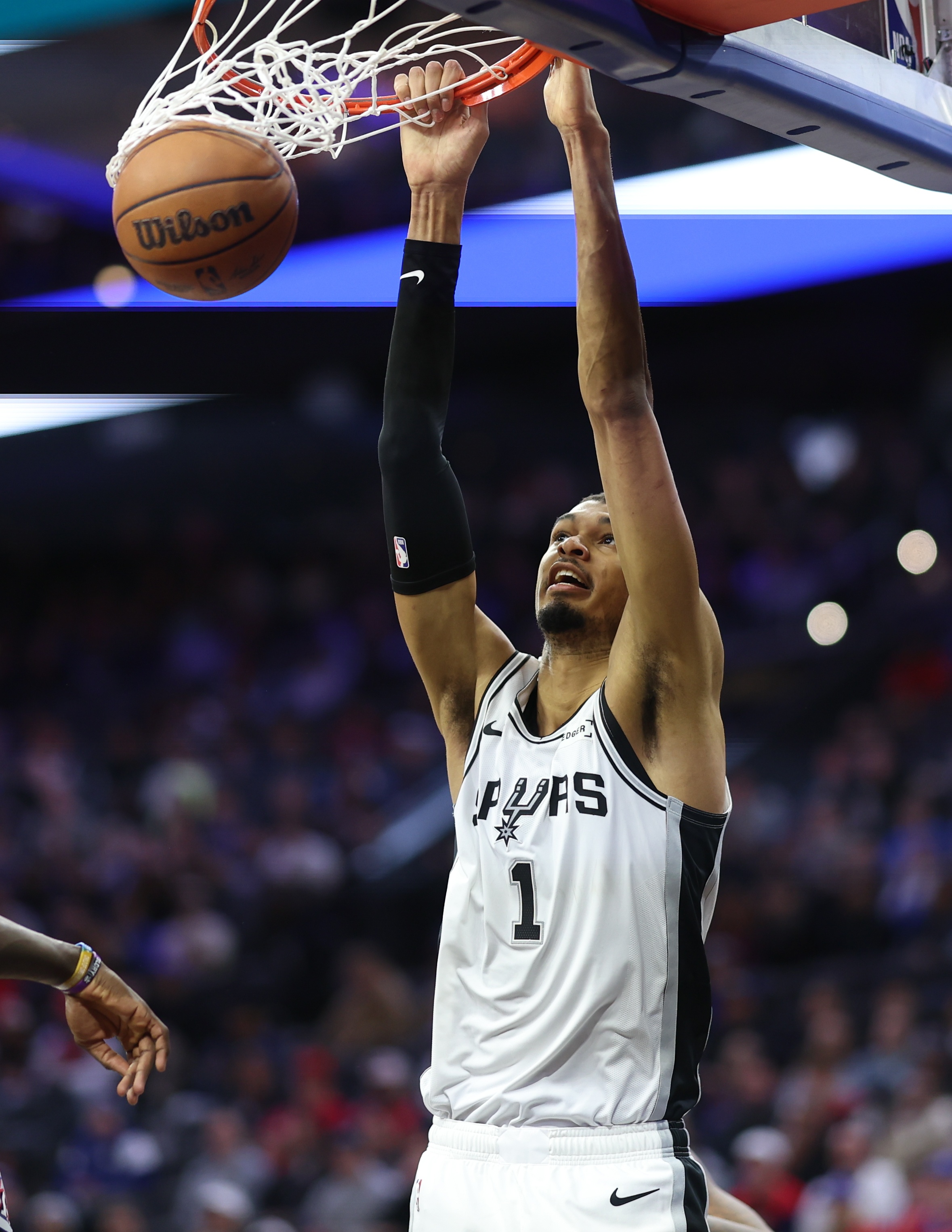 文班:上次输给黄蜂我有很大责任 今天我们攻防两端都压制了他们